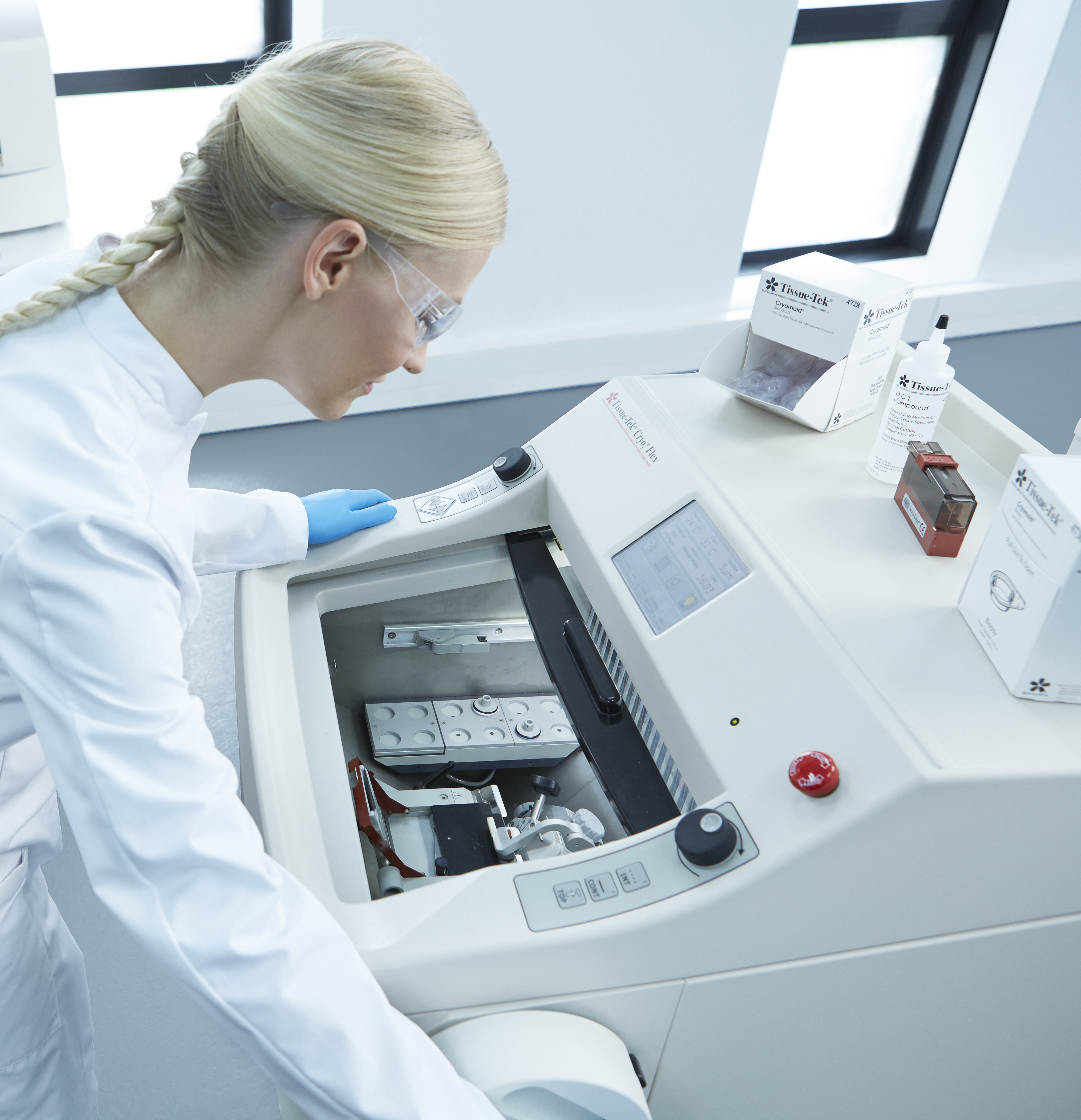Tissue-Tek<sup>&reg;</sup> Cryo<sub>3</sub><sup>&reg;</sup> Flex Cryostat